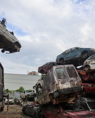 DETRAN DE SC: CARROS AMONTOADOS EM DEPÓSITOS SÃO DESTRUÍDOS