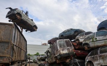 DETRAN DE SC: CARROS AMONTOADOS EM DEPÓSITOS SÃO DESTRUÍDOS