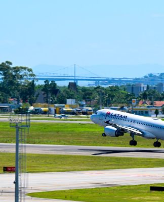 CHUVAS NO RIO GRANDE DO SUL: EMPRESAS AÉREAS OPERAM VOOS EXTRAS EM AEROPORTOS DE SANTA CATARINA