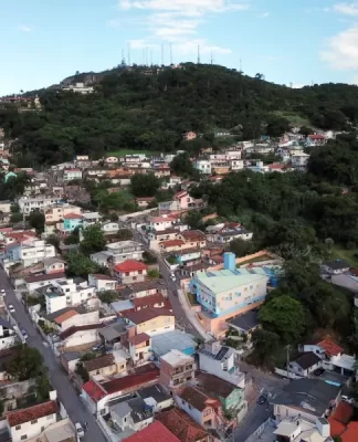 PROPRIEDADE E URBANIZAÇÃO: FLORIANÓPOLIS REGULARIZA OCUPAÇÃO DE ÁREAS VULNERÁVEIS