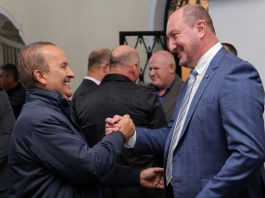 MISSÃO EM PORTUGAL: GOVERNADOR JORGINHO MELLO TRANSFERE GOVERNO AO DEPUTADO MAURO DE NADAL