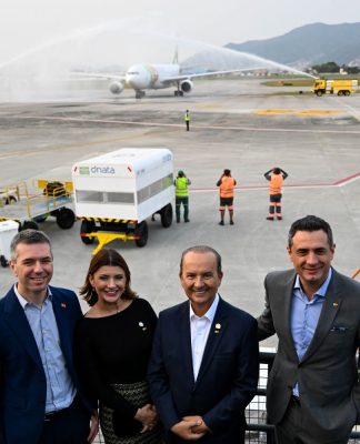 GOVERNADOR JORGINHO MELLO RECEPCIONA O VOO INAUGURAL DA ROTA LISBOA-FLORIANÓPOLIS