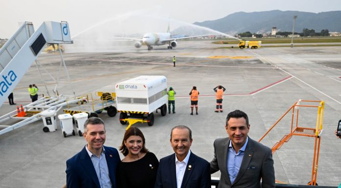 GOVERNADOR JORGINHO MELLO RECEPCIONA O VOO INAUGURAL DA ROTA LISBOA-FLORIANÓPOLIS