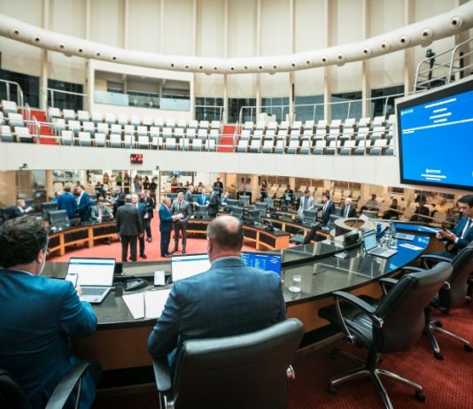 ALESC: DEPUTADOS DEBATEM E COMEMORAM RESULTADOS DAS ELEIÇÕES EM SANTA CATARINA