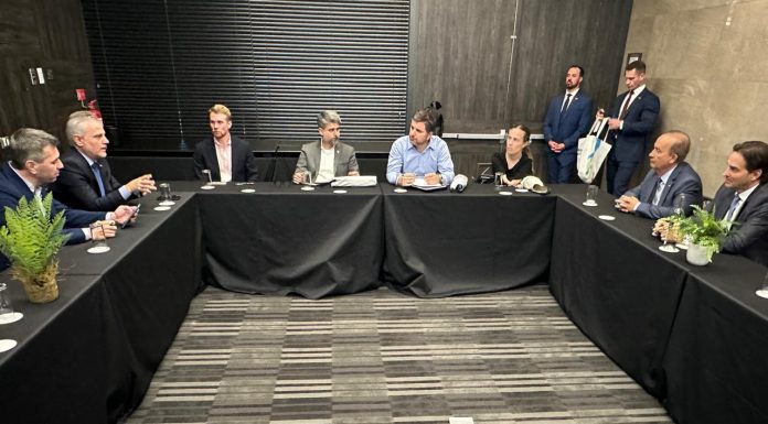 MISSÃO OFICIAL NO CHILE: GOVERNADOR JORGINHO MELLO SE REÚNE COM DIRIGENTES DA LATAM MIRANDO NEGÓCIOS DO ESTADO COM A ÁSIA