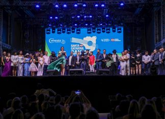 MULTIDÃO APLAUDE VENCEDORES DO “FESTIVAL DA MÚSICA SERTANEJA – SANTA CATARINA CANTA”