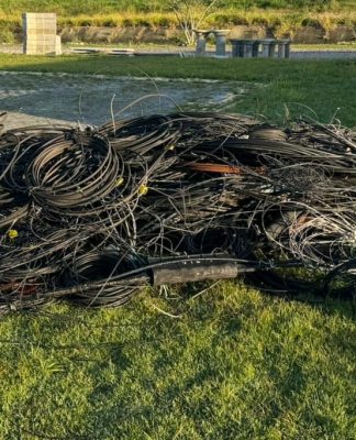 POLUIÇÃO VISUAL: CELESC RETIROU 70 TONELADAS DE FIOS E CABOS DESCARTADOS EM POSTES DE ILUMINAÇÃO PÚBLICA