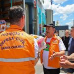 CHUCAS: GOVERNADOR JORGINHO MELLO ENTREGA DONATIVOS EM BALNEÁRIO CAMBORIÚ E TIJUCAS