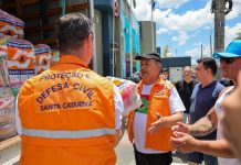 CHUCAS: GOVERNADOR JORGINHO MELLO ENTREGA DONATIVOS EM BALNEÁRIO CAMBORIÚ E TIJUCAS