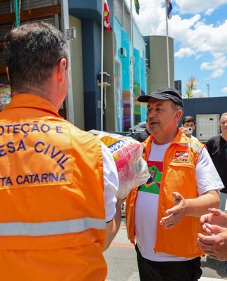 CHUCAS: GOVERNADOR JORGINHO MELLO ENTREGA DONATIVOS EM BALNEÁRIO CAMBORIÚ E TIJUCAS