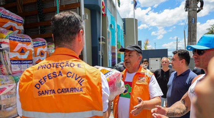 CHUCAS: GOVERNADOR JORGINHO MELLO ENTREGA DONATIVOS EM BALNEÁRIO CAMBORIÚ E TIJUCAS