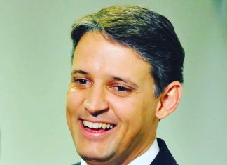 MESTRE EM ADMINISTRAÇÃO PÚBLICA ASSUME A SECRETARIA DA EDUCAÇÃO DE FLORIANÓPOLIS Thiago Peixoto, novo secretário da Educação de Florianópolis.