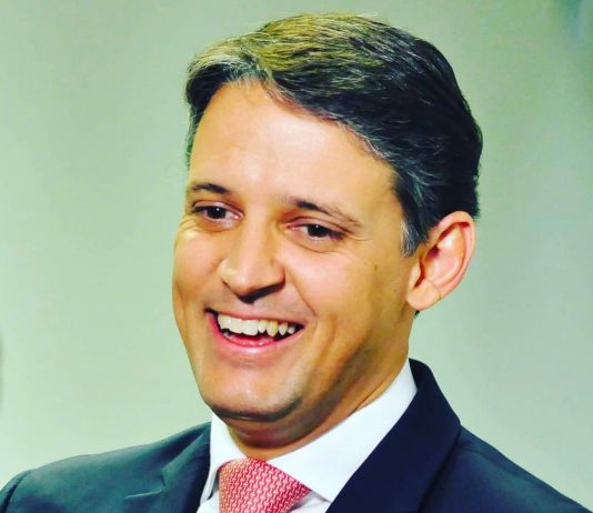 MESTRE EM ADMINISTRAÇÃO PÚBLICA ASSUME A SECRETARIA DA EDUCAÇÃO DE FLORIANÓPOLIS Thiago Peixoto, novo secretário da Educação de Florianópolis.