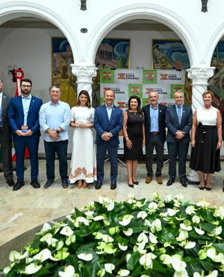 GOVERNADOR JORGINHO MELLO EMPOSSA OITO NOVOS SECRETÁRIOS