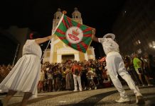 “ESQUENTA CARNAVAL”: ESCOLAS DE SAMBA RETOMAM APRESENTAÇÕES NA PRAÇA XV EM FLORIANÓPOLIS