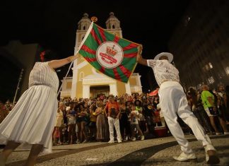 “ESQUENTA CARNAVAL”: ESCOLAS DE SAMBA RETOMAM APRESENTAÇÕES NA PRAÇA XV EM FLORIANÓPOLIS