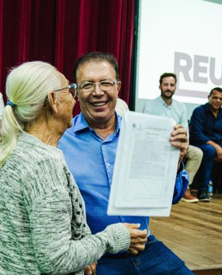 PROPRIEDADE REGULARIZADA: PREFEITURA DE SÃO JOSÉ ENTREGA ESCRITURAS PARA MORADORES EM LOTEAMENTOS
