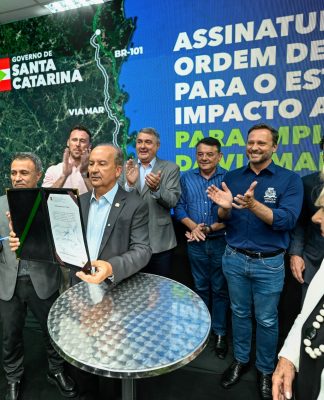 GOVERNADOR JORGINHO MELLO ASSINA ORDEM DE SERVIÇO QUE INICIA ESTUDO DE IMPACTO AMBIENTAL DO CORREDOR VIA MAR