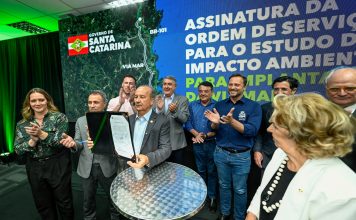 GOVERNADOR JORGINHO MELLO ASSINA ORDEM DE SERVIÇO QUE INICIA ESTUDO DE IMPACTO AMBIENTAL DO CORREDOR VIA MAR