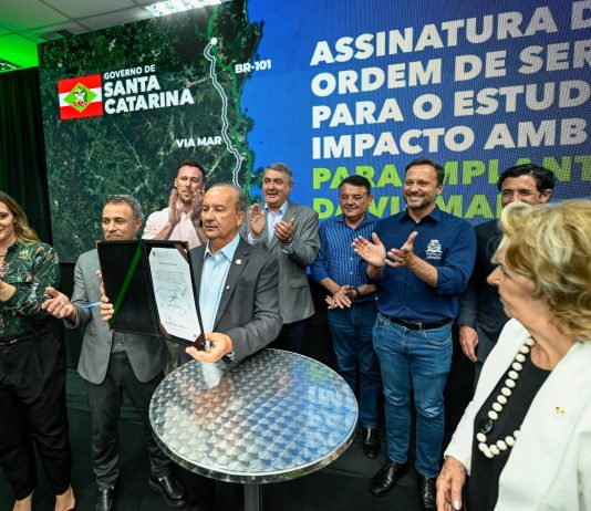 GOVERNADOR JORGINHO MELLO ASSINA ORDEM DE SERVIÇO QUE INICIA ESTUDO DE IMPACTO AMBIENTAL DO CORREDOR VIA MAR