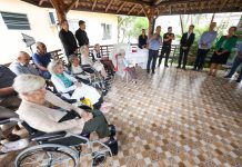 FUNDO ESTADUAL DO IDOSO: GOVERNADOR JORGINHO MELLO ENTREGA APARELHOS AUDITIVOS NO LAR DE ZULMA EM SÃO JOSÉ