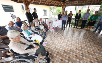 FUNDO ESTADUAL DO IDOSO: GOVERNADOR JORGINHO MELLO ENTREGA APARELHOS AUDITIVOS NO LAR DE ZULMA EM SÃO JOSÉ