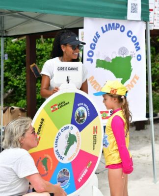 “JOGUE LIMPO COM O MEIO AMBIENTE”: PROGRMA DE CONSCIENTIZAÇÃO PERCORREU AS PRAIAS DO LITORAL CATARINENSE DURANTE O VERÃO