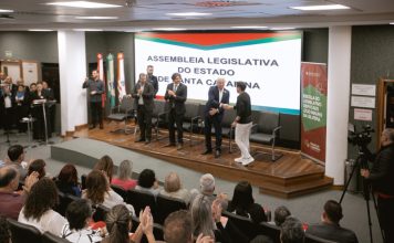 ALESC: ESCOLAS DO LEGISLATIVO DEBATEM EDUCAÇÃO NA DEMOCRACIA
