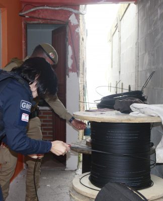 FLORIANÓPOLIS: FORÇAS DE SEGURANÇA DESMONTAM CENTRAL CLANDESTINA DE INTERNET NA SERRINHA