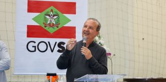 GOVERNADOR JORGINHO MELLO ENTREGA ESCOLA TOTALMENTE RENOVADA EM LAURO MÜLLER