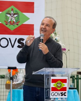GOVERNADOR JORGINHO MELLO ENTREGA ESCOLA TOTALMENTE RENOVADA EM LAURO MÜLLER