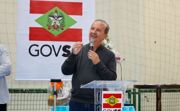 GOVERNADOR JORGINHO MELLO ENTREGA ESCOLA TOTALMENTE RENOVADA EM LAURO MÜLLER
