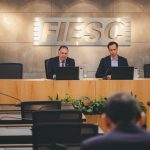 FIESC COBRA MEDIDAS URGENTES CONTRA TARIFAÇO DOS EUA E ALERTA: RISCO DE DEMISSÕES EM SC