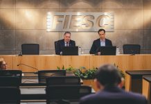 FIESC COBRA MEDIDAS URGENTES CONTRA TARIFAÇO DOS EUA E ALERTA: RISCO DE DEMISSÕES EM SC