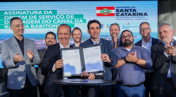 JORGINHO MELLO ASSINA ORDEM DE SERVIÇO PARA A MAIOR OBRA DE DRAGAGEM DO BRASIL NA BAÍA DA BABITONGA