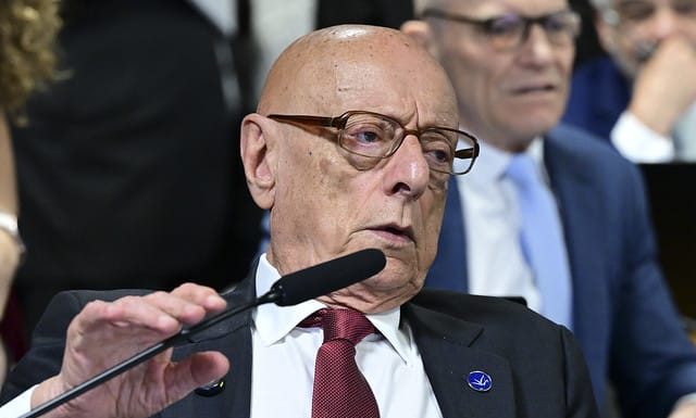 SENADOR ESPERIDIÃO AMIN VOTA CONTRA PEC DA BLINDAGEM