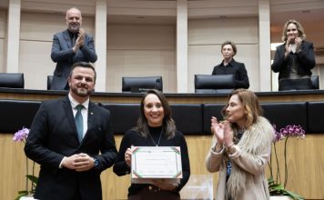 DEPUTADA RENATA ABREU RECEBE TÍTULO DE CIDADÃ CATARINENSE EM SESSÃO SOLENE NA ALESC
