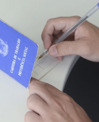 FEIRÃO DO EMPREGO CONECTA EMPRESAS E TRABALHADORES EM PALHOÇA