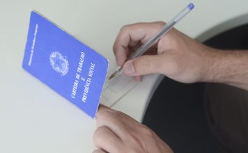 FEIRÃO DO EMPREGO CONECTA EMPRESAS E TRABALHADORES EM PALHOÇA