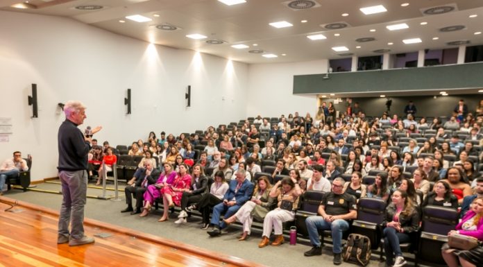 ALESC: CACO BARCELLOS ENCERRA SEMINÁRIO COM ALERTA SOBRE O PAPEL DA IMPRENSA NA PREVENÇÃO DA VIOLÊNCIA