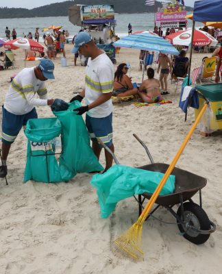 FLORIANÓPOLIS REFORÇA LIMPEZA PARA O VERÃO COM CONTRATAÇÃO RECORDE DE GARIS TEMPORÁRIOS