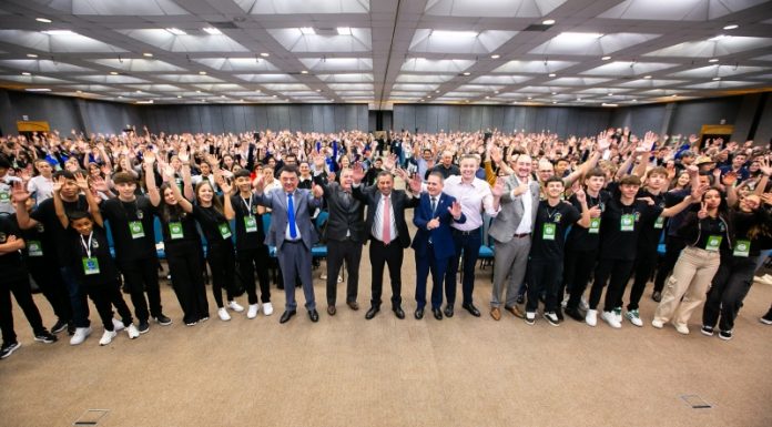 JOVENS CATARINENSES DEBATEM FUTURO POLÍTICO EM ENCONTRO ESTADUAL DE VEREADORES MIRINS