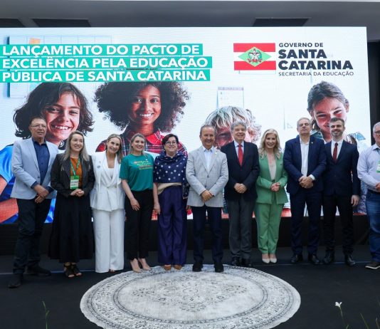 GOVERNO DE SANTA CATARINA FIRMA PACTO DE EXCELÊNCIA PARA FORTALECER A EDUCAÇÃO PÚBLICA
