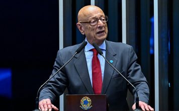 SENADOR ESPERIDIÃO AMIN HOMENAGEIA PROFESSORES E DEFENDE AVANÇOS NA EDUCAÇÃO E NA JUSTIÇA FISCAL