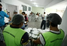 FLORIANÓPOLIS: ACOLHIDOS PELA PREFEITURA INICIAM CURSO DE GARÇOM PARA AMPLIAR CHANCES NO MERCADO DE TRABALHO