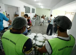 FLORIANÓPOLIS: ACOLHIDOS PELA PREFEITURA INICIAM CURSO DE GARÇOM PARA AMPLIAR CHANCES NO MERCADO DE TRABALHO