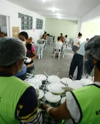 FLORIANÓPOLIS: ACOLHIDOS PELA PREFEITURA INICIAM CURSO DE GARÇOM PARA AMPLIAR CHANCES NO MERCADO DE TRABALHO