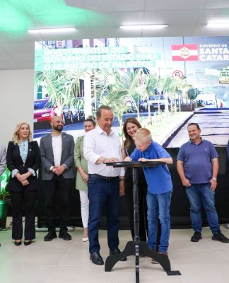 GOVERNADOR JORGINHO MELLO LIBERA INVESTIMENTOS DE R$ 127 MILHÕES EM ESCOLAS ESTADUAIS DA REGIÃO OESTE