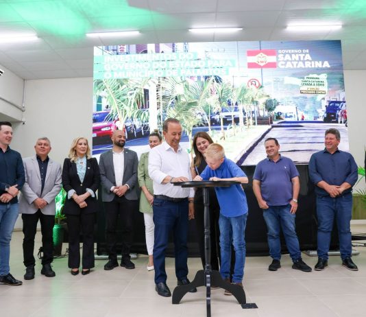 GOVERNADOR JORGINHO MELLO LIBERA INVESTIMENTOS DE R$ 127 MILHÕES EM ESCOLAS ESTADUAIS DA REGIÃO OESTE