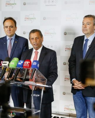 ALESC ITINERANTE APROXIMA O PARLAMENTO DA POPULAÇÃO E DEBATE DEMANDAS REGIONAIS DO VALE DO ITAJAÍ